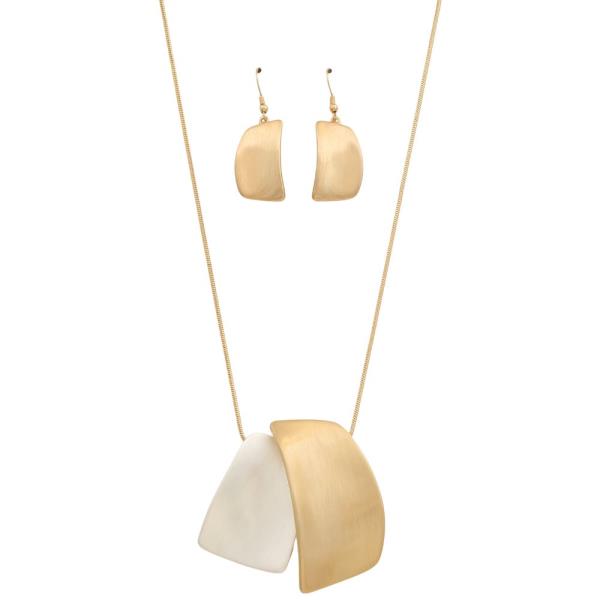 TWO TONE BENT METAL PENDANT NECKLACE