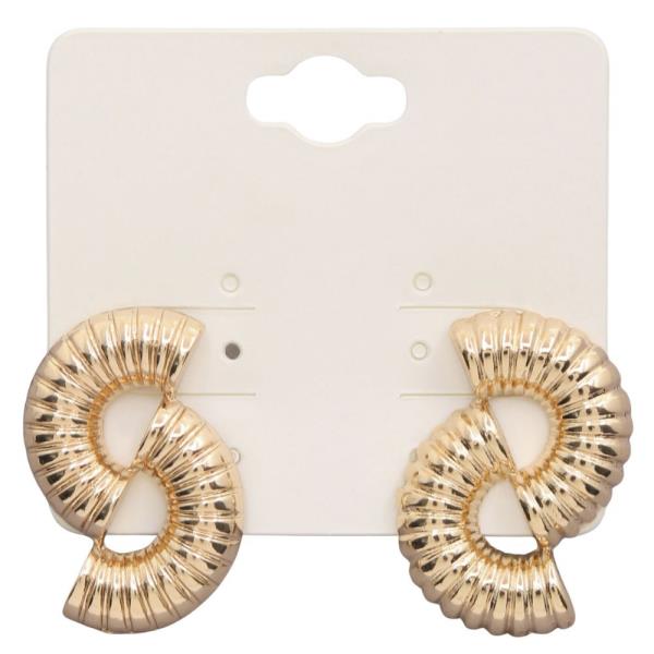 TEXTURED LINED METAL EARRING