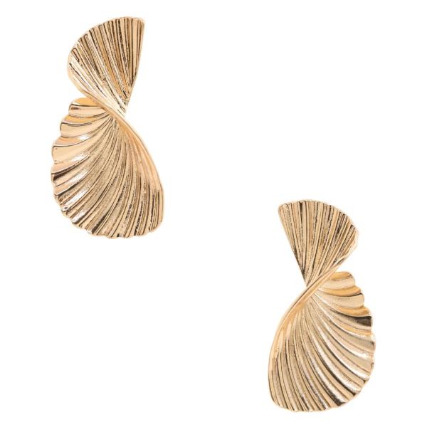 LINED METAL TWISTED EARRING