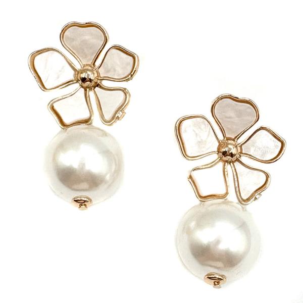PEARL FLOWER SHELL EARRING