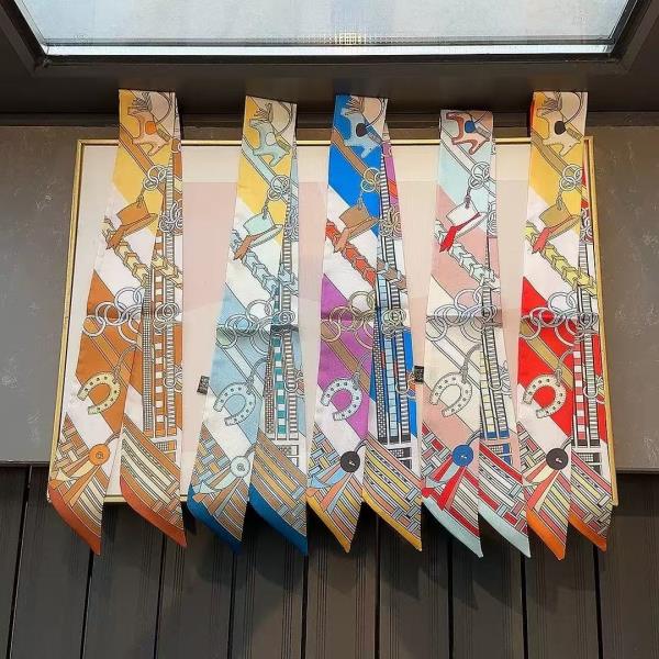 CHAIN BUCKLE ICON PRINT SILKY TWILLY SCARF