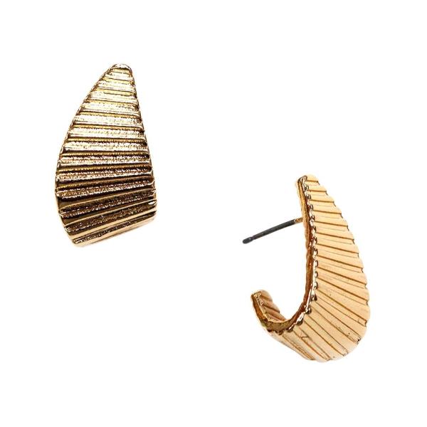 TEXTURED METAL RIDGE CURVE STUD EARRING