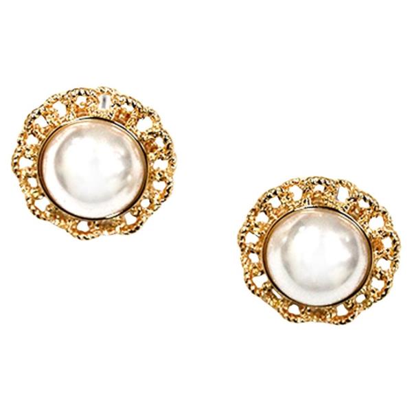 FAUX PEARL ROUND FRAME STUD EARRING