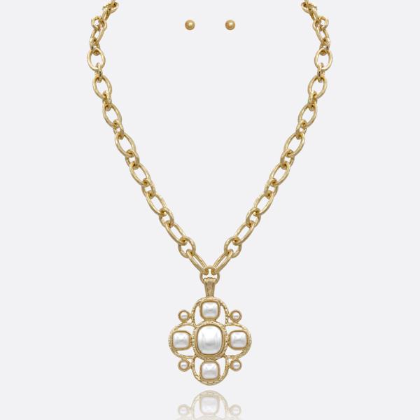 STATEMENT CLOVER WITH STONE NECKLACE