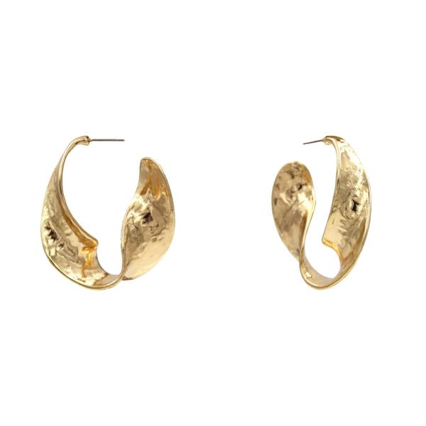 METAL ORGANIC CURVED HOOP EARRING