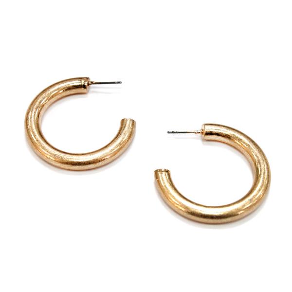 SUBTLE TEXTURED METAL CLASSIC HOOP EARRING