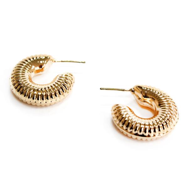 RIDGED TEXTURED METAL ROUND HOOP EARRING