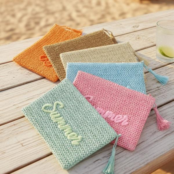 WOVEN STRAW POUCH WITH SUMMER EMBROIDERY AND GOLD LUREX DETAIL