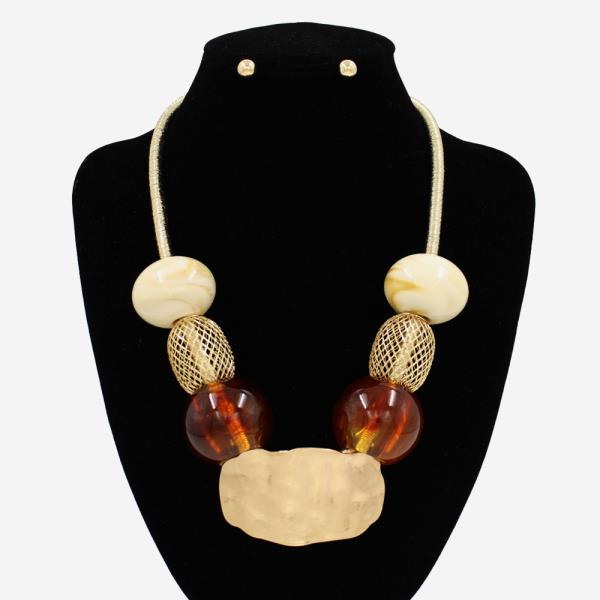 METAL STATEMENT BEAD NECKLACE