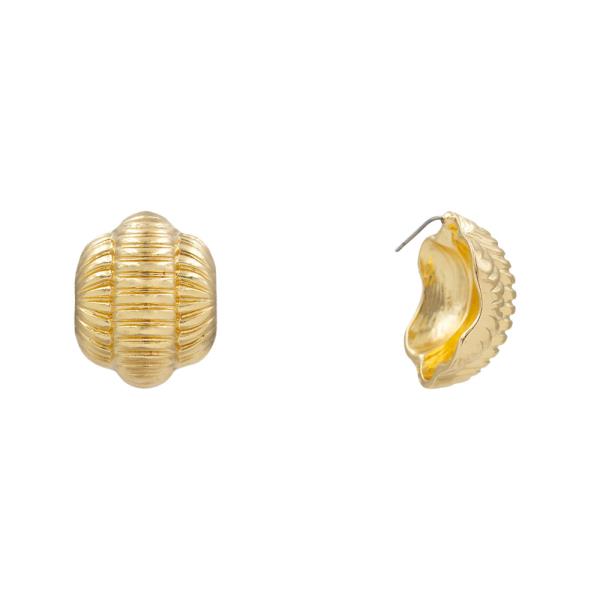 METAL SCULPTED STUD EARRING