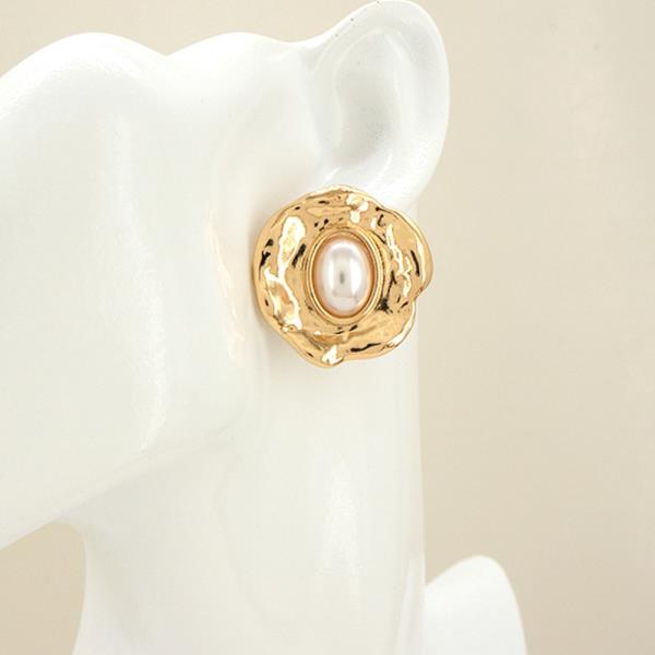 OVAL PEARL CENTER EARRING