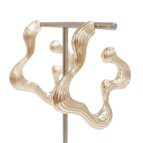 ORGANIC METAL HOOP EARRING