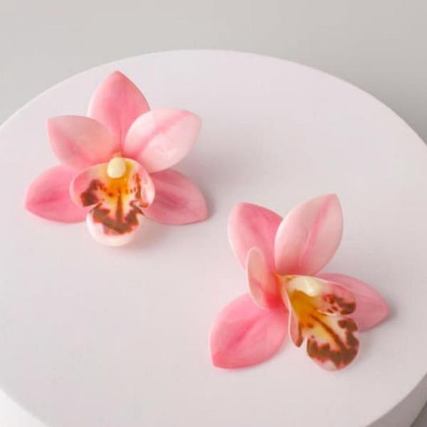 GLASS ORCHID EARRING