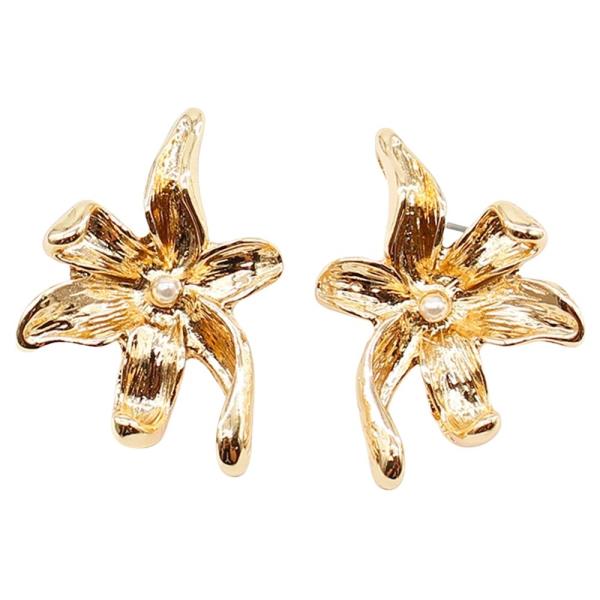 HAMMERED FLOWER PEARL POST EARRING