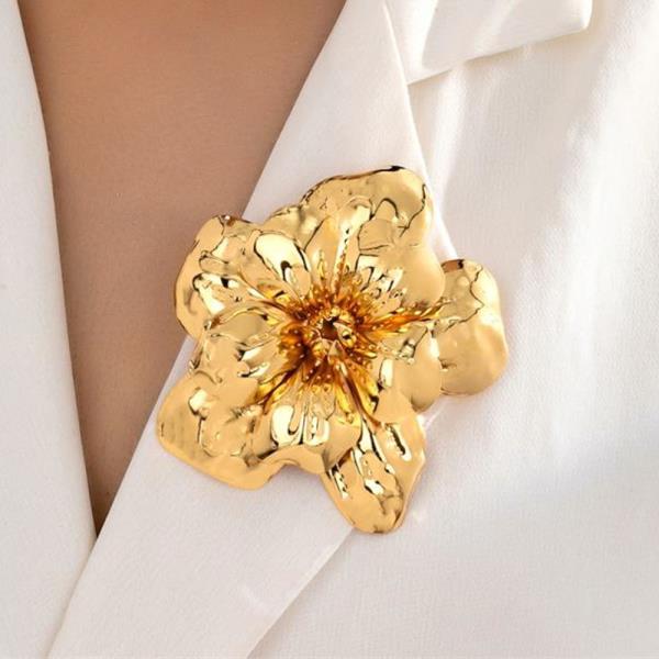 METAL FLORAL BROOCH