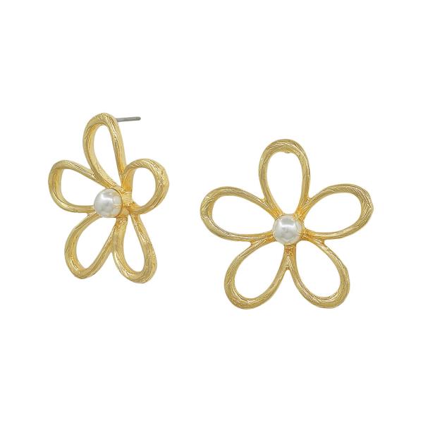 1" TEXTURED METAL FLOWER 5MM PEARL ACCENT POST EARRINGS