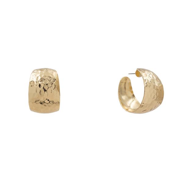 METAL HAMMERED WIDE HUGGIE EARRING