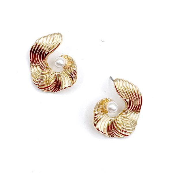 METAL TWIST PEARL EARRING