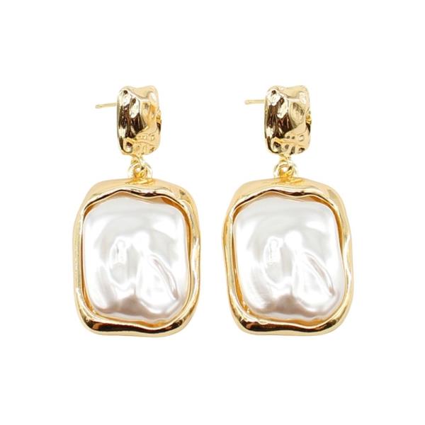HAMMERED RECTANGLE PEARL DANGLE EARRING