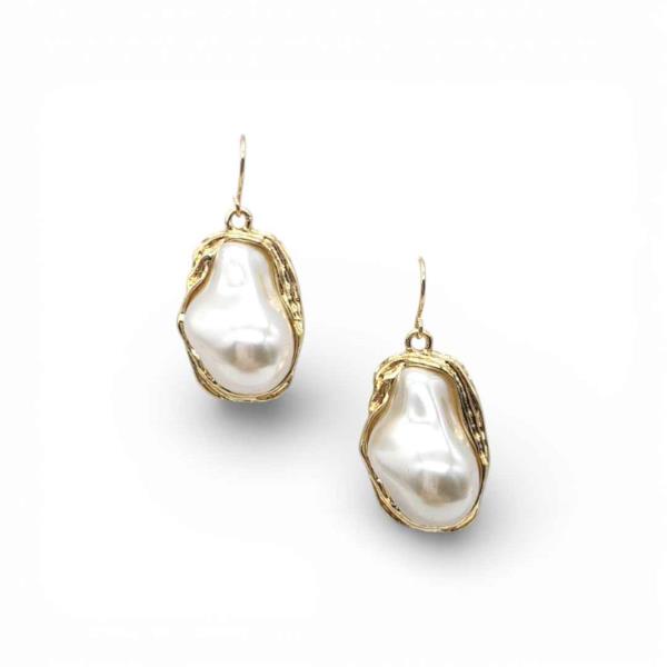 GOLD TEXTURED FRAME TRIPLE PEARL DROP EARRING