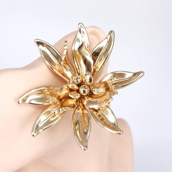 METAL FLOWER STUD STATEMENT EARRING