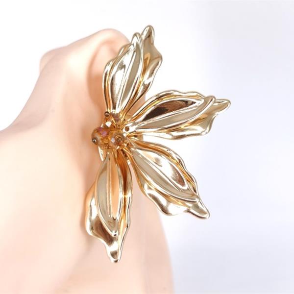 METAL FLOWER STUD STATEMENT EARRIN